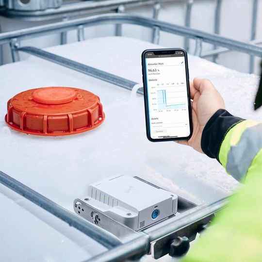 Mit dem Füllstandsmessgerät Micropilot FWR30 von Endress+Hauser wird eine intelligente Bestandsüberwachung von Flüssigkeiten möglich – auch bei bestehenden Anlagen. Mit dem Füllstandsmessgerät Micropilot FWR30 von Endress+Hauser wird eine intelligente Bestandsüberwachung von Flüssigkeiten möglich – auch bei bestehenden Anlagen.