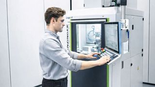 Höchste Integration: Auf nur 1,4 m² Stellfläche vereinen 5-Achs-Bearbeitungszentren «Compact5» von Benzinger industrielle Antriebs- und Führungskomponenten sowie eine vollständige Automation für Werkzeuge und Werkstücke. (Bild: Carl Benzinger GmbH)