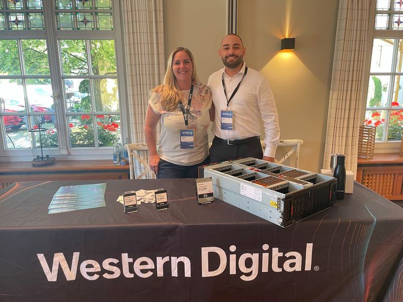 Melanie Maillet und Jean-Ric Weikert (Western Digital) (Bild: Boston / Vogel IT-Medien GmbH)