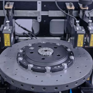Blick auf ein System bei Nagel Technologies, mit dem keramische Bremsscheiben auf ihre Qualität hin überprüft werden.(Bild:  Nagel Technologies)