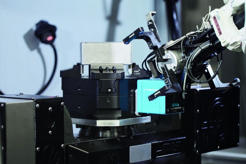 Bei Rolec erfolgt das Beladen der Haas-Bearbeitungszentren automatisiert per Roboterarm, ein Drehmomentschrauber (Clamp Booster) übernimmt dabei die Bedienung des ausgleichenden 4-Backen-Zentrierspanners Ino-Flex® VF von HWR Spanntechnik. (Bild: HWR Spanntechnik/Michael Trappmann)