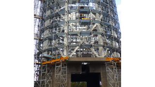 Kann ebenso leicht montiert wie demontiert werden: Geschraubtes Silobau Thorwesten-Silo während des Aufbaus im Hafen von Hanko. (Bild: Ibau Hamburg)