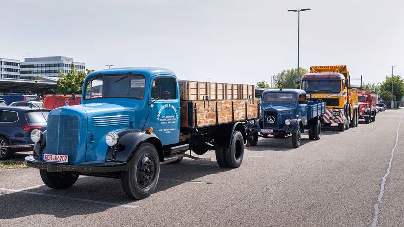 Im Zweiten Weltkrieg wurde mit der Bereinigung der Lkw-Produktion auf wenige Modelle die Daimler-Benz AG gezwungen, im Bereich der wichtigen 3-Tonnen-Nutzlast-Klasse ab Mitte 1944 als Lizenzbau den Lastwagen Opel Blitz 3,6 des seinerzeit größten Konkurrenten Opel zu fertigen. Der Mercedes-„Blitz“ bekam die Bezeichnung L 701 und war bis Juni 1949 in Produktion. In jenem Jahr wurde mit dem L 3250 wieder ein selbstkonstruiertes Fahrzeug mit einem zulässigen Gesamtgewicht von 6,5 t gebaut, das im Folgejahr ansonsten unverändert mit leicht erhöhter Nutzlast als Typ L 3500 angeboten wurde. (Bild: Daimler Truck AG)