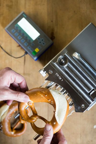 Jetzt Tüfteln die Entwickler an Maschinen mit größerem Butterbehältnis und anderen Einspritzvarianten, z.B. für Nusscreme.  (Siemens / Kilian Bishop)