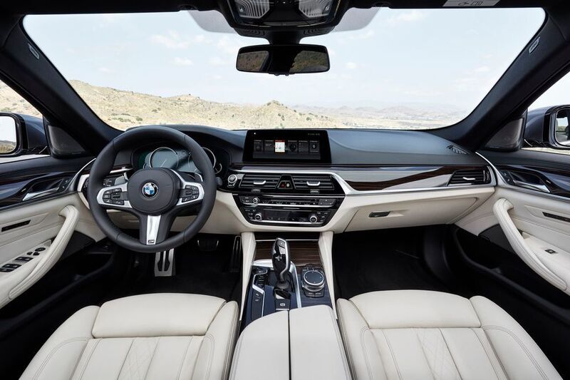 Innen neigt sich das Cockpit markentypisch leicht zum Fahrer hin, neu ist der nun auf dem Armaturenbrett platzierte Navi-Bildschirm.  (BMW)