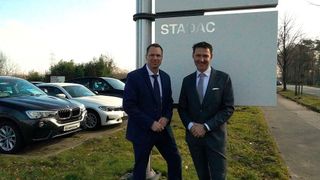 Søren Vinderslev (l.), Geschäftsführer NCG Retail, und Christian Rönsch (r.), Geschäftsführer May & Olde, vor der Stadac-Filiale in Stade. (Bild: May & Olde)