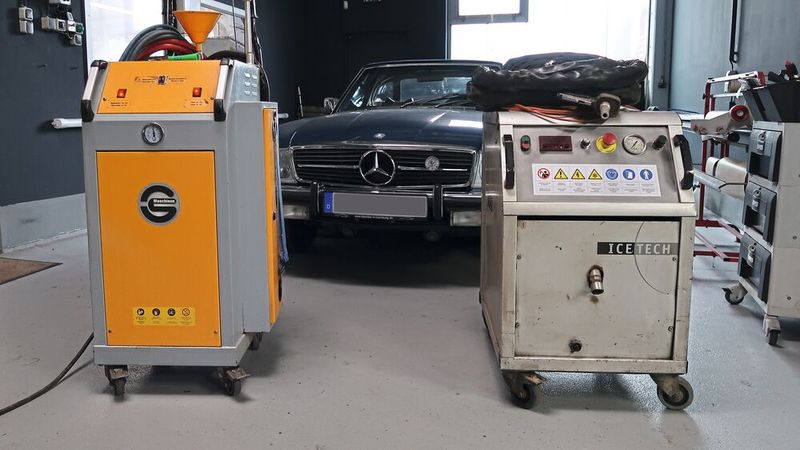 Trockeneis- (rechts) und Trockendampfstrahler erleichtern heute vielen Fahrzeugaufbereitern die Arbeit.(Bild:  Diehl – VCG)