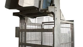 Die Tragkraft der Hebe- und Kippmaschine Typ 322 beträgt standardmäßig bis zu 800 Kilogramm, wobei die Behälter bis zu einer Kipphöhe von 10 000 Millimeter gefördert werden können. (Bild: EAP Lachnit)