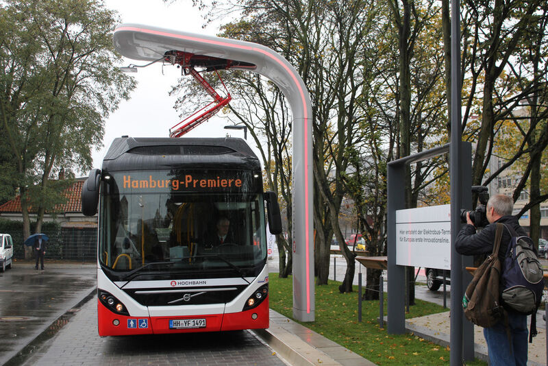 Der Elektro-Hybridbus für die Hamburger Innenstadt: Der Volvo-Bus verfügt über Plug-in-Technologie und wird von einem Siemens-Ladesystem mit Strom versorgt. (Bild: Siemens AG)