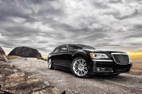Auch Chrysler versucht sich an einer unverwechselbaren Scheinwerfer-Signatur. (Archiv: Vogel Business Media)