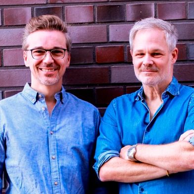 Daniel Schaffeld und René Tillmann entwickeln mit neo:sense ein KI-Tool, das regelgebundene Dokumente wie Verträge regelbasiert prüft und korrigiert. (Bild: wevy.ai)