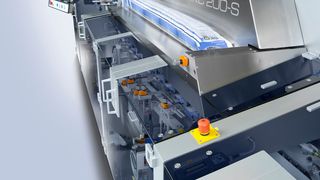 Wie bei den getakteten Kartoniermaschinen der Baureihe MKT ist Harro Höfliger bei MKC seinem Konzept mit Produkteinschub von hinten treu geblieben. Diese Lösung ermöglicht eine geradlinige Maschinenfront. (Bild: Harro Höfliger)