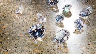 Diamanten als Vorbild: Der Eidnringschutz C2 Seal von Seelbach verleiht in Verbindung mit dem Betonhärter C2 Hard Betonböden außergewöhnliche Härte und strahlenden Glanz. Bild: Seelbach (Archiv: Vogel Business Media)