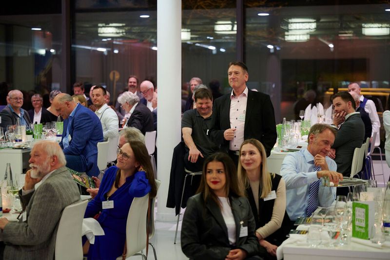 Impressionen vom ELEKTRONIKPRAXIS Frühlingsfest 2023 im Ketterer Kunst mit der Verabschiedung von Johann Wiesböck.  (Bild: © EYE AM CHRIS)