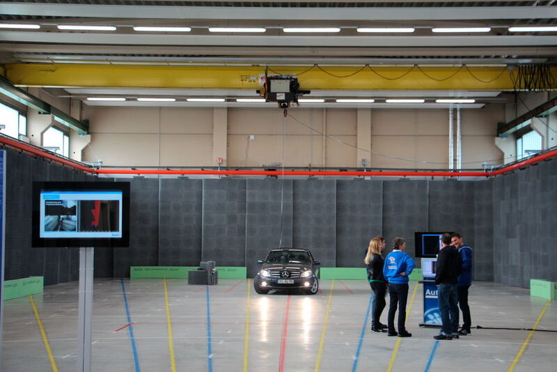In der Radar-Halle können die Autoliv-Mitarbeiter die Radarsysteme kalibrieren. (Autoliv)