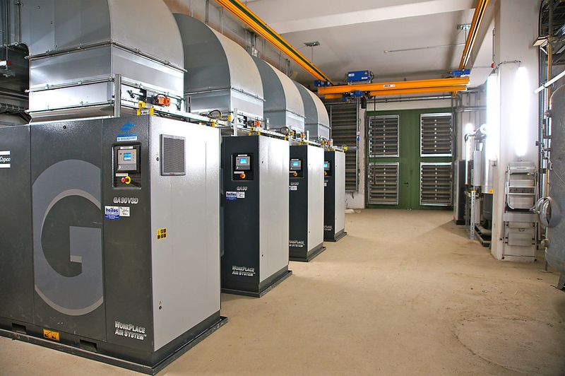 Die neue Druckluftstation wurde im März 2015 in Betrieb genommen. Ein drehzahlgeregelter Schraubenkompressor GA 90 VSD von Atlas Copco speist die Druckluft gemeinsam mit drei weiteren GA-90-Kompressoren in das 6,5-bar-Netz des Werkes ein. (Atlas Copco Kompressoren und Drucklufttechnik)