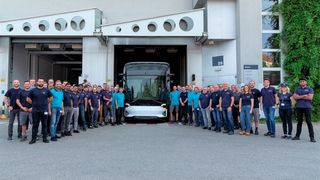 Zurecht stolz! Der erste vollelektrische Volta Zero von Volta Trucks rollt beim Partner Steyr Automotive aus der Montagehalle. Es ist das erste Fahrzeug der zweiten Generation aus Prototypen, lässt der Hersteller wissen. (Bild: Volta Trucks)