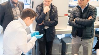 Über 20 potenzielle Katalysatoren konnten die Forschenden des Leuchtstoffwerkes und der Ruhr-Universität Bochum synthetisieren. (v.l.): Kai junge Puring, Dennis Blaudszun, Sven Rösler und Kai Wagner (Bild: Fraunhofer Umsicht)