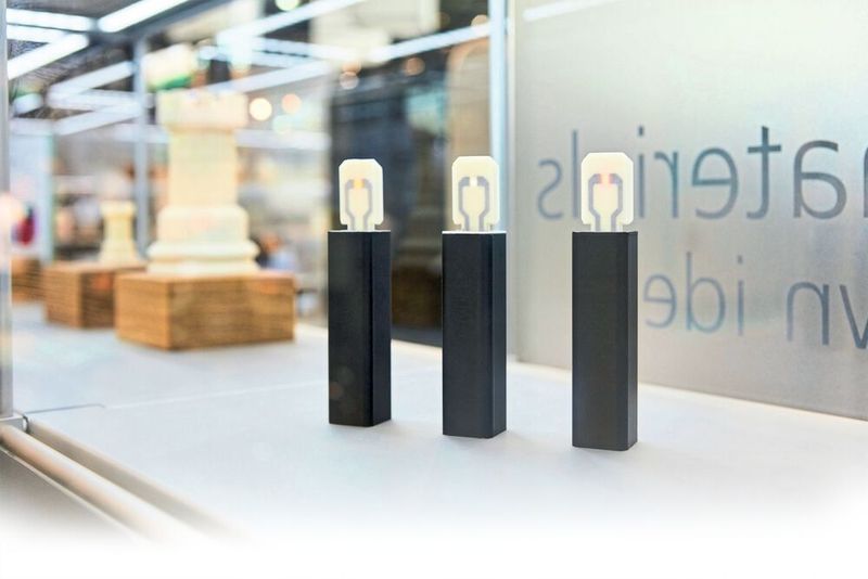 Carbon-Nano-Tubes lassen jetzt „Light-Sticks“ leuchten.  Das Fraunhofer-ICT compoundiert das elektrisch leitfähige Material selbst und verarbeitet es dann im AKF-Verfahren mit Arburgs Freeformer – ganz ohne Werkzeug oder Form. (Arburg)