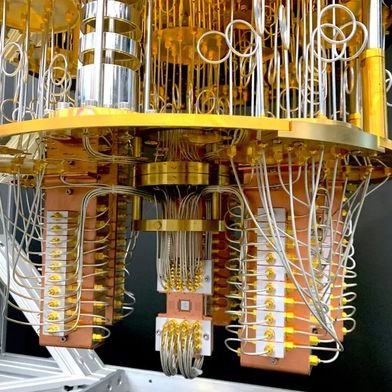 Eine aktuelle Studie von McKinsey & Company kommt zu dem Schluss, dass der Quantencomputer und mit ihm das Quantencomputing längst kein Elfenbeinturm-Thema mehr ist. Deshalb sollte man jetzt zusehen, den Fuß in die Tür zu diesem Raum der Zukunft zu kriegen ... (Bild: J. Hu)