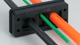 Die Montage des Kabeleinführungssystems Cablefix One erfolgt in wenigen Schritten. Lütze bietet die Kabeleinführungen wahlweise für 4, 7 oder 10 durchzuführende Leitungen im Komplett-Set inklusive Dichteinsätzen an.  (Lütze)