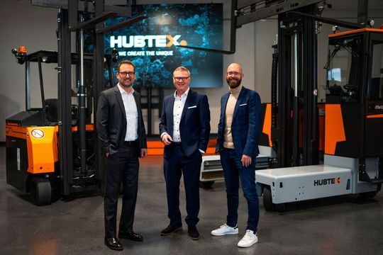 Hubtex hat das US-amerikanische Partnerunternehmen DSH in die Gruppe integriert. Von links: Alexander Baumann, Geschäftsführer der neuen Hubtex North America, sowie die Hubtex-Geschäftsführer Hans-Joachim Finger und Marco Goldbach in Fulda.(Bild:  Hubtex)