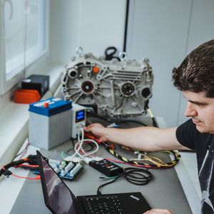 Ein Systemingenieur von Durot Electric testet eine Steuerung (Bild:  Durot Electric GmbH)