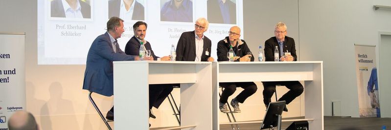 Teilnehmer v.l.n.r.: Prof. Michael Berger (FH Westküste) Dr. Florian Ausfelder (Dechema), Modrerator Prof. Eberhard Schlücker, Peter Holzapfel (Siemens) und Dr. Jörg Botzem (BASF): (Bild:  Oxa Gruber Fotographien)