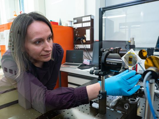 Einblicke: Forscherin Mirjana Dimitrievska untersucht die neuen Materialien eingehend mit unterschiedlichen Methoden.(Bild:  Empa)