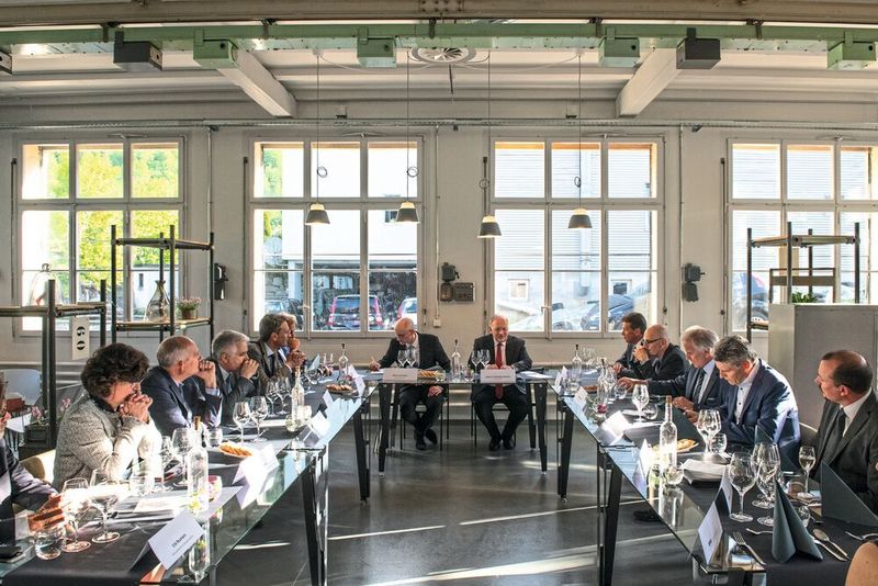 Zahlreiche Themen, von der Digitalisierung über die Ausbildung bis hin zu den Rahmenbedingungen, besprachen der Wirtschaftsminister mit den Unternehmern am Abend in Moutier. (Pascal Crelier)