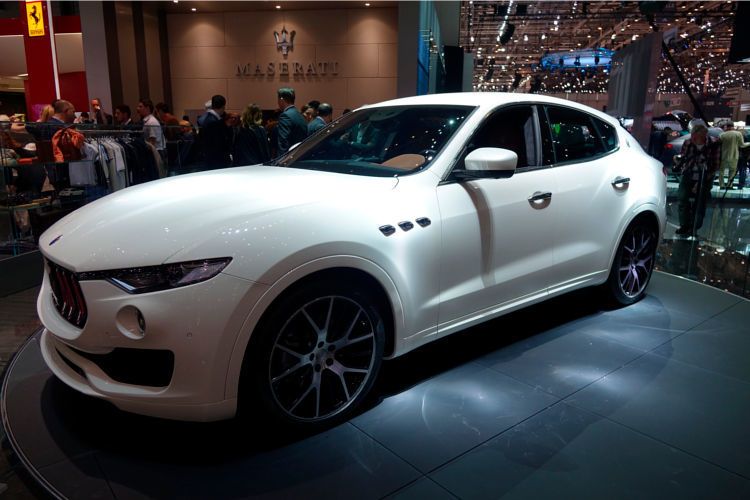 Maserati hat den schon länger währenden SUV-Trend auch für sich entdeckt und zeigte erstmals den Levante. Das Edel-SUV trägt einige Maserati-typische Insignien wie das breite Gesicht mit Dreizack. Doch angesichts der großen Zahl von Fahrzeugen in diesem Segment wird es immer schwerer, sich beim Außendesign abzugrenzen. (Foto: Christian Otto)