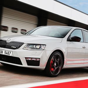 Bereits durch seinen Namenszusatz verrät der Octavia RS 230, wie viel Leistung sich unterm Blech verbirgt.