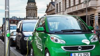 Elektroautos könnten künftig über Steckdosen an Straßenlaternen Strom zapfen. (Foto: Ubitricity)
