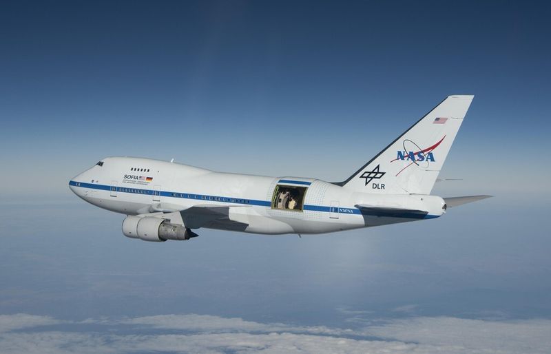 SOFIA in der Luft mit geöffneter Teleskopluke (NASA)