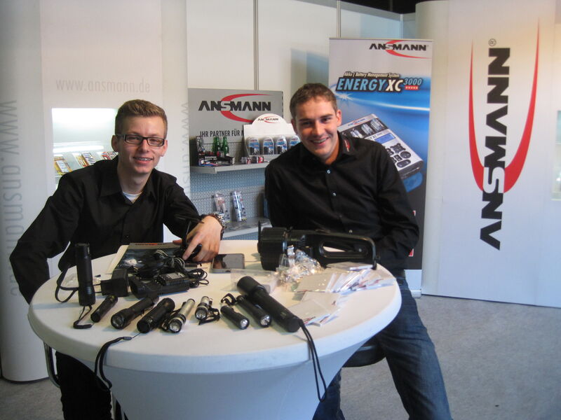 Florian Hügel (links) und Patrick Leuser (beide ANSMANN) und ihre mobilen Lösungen (Bild: IT-BUSINESS)