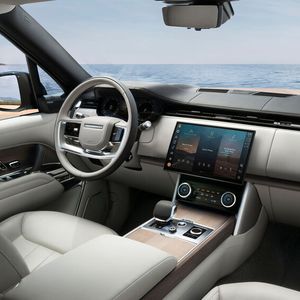 Im Cockpit verzichtet Land Rover auf einen übergroßen Touchscreen und setzt stattdessen auf Sprachbedienung mittels des Alexa-Assistenten von Amazon.(Bild:  Jaguar Land Rover)