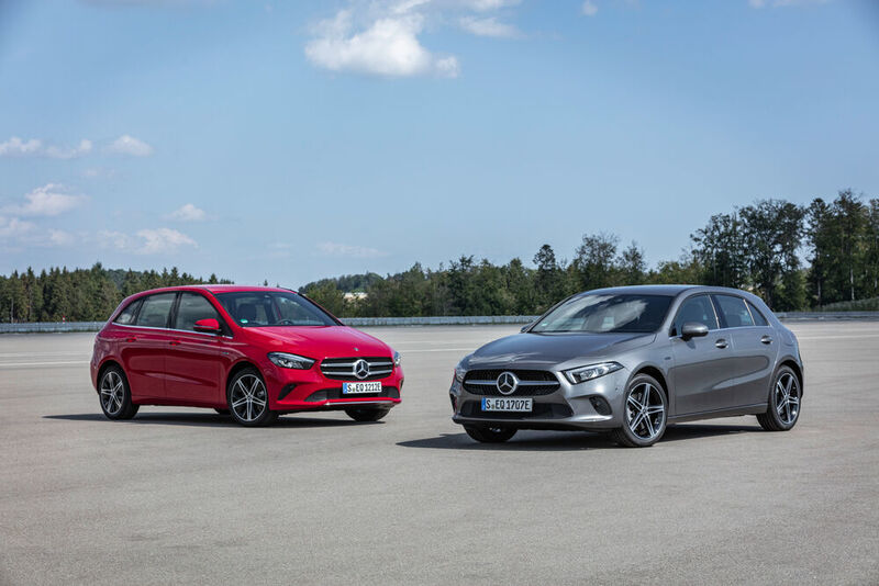 Mit A 250 e (li.) und B 250 e bietet Mercedes zwei Plug-in-Hybride mit verlgeichsweise hoher E-Reichweite. (Daimler)