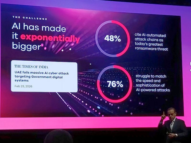 CEO Sanjay Mirchandani hebt warnend den Zeigefinger: „Lasst euch diese Cyberangriffe eine Warnung sein“, scheint er zu sagen. (Bild: Commvault)