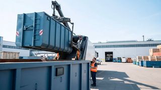 KI-generiertes Bild von „schlauen“ Entsorgungscontainern. Sie melden sich dann, wenn ihre Leerung not tut. (Bild: Leonardo.ai/Epsa Group)