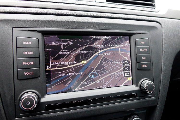 Positiv fallen die Navigation und das Infotainmentsystem auf – hier wurde auf bekannte Technik zurückgegriffen. Die Navigation ist gut verständlich, die Bedienung intuitiv, alles ist am rechten Platz. (Foto: Wolfgang Sievernich)