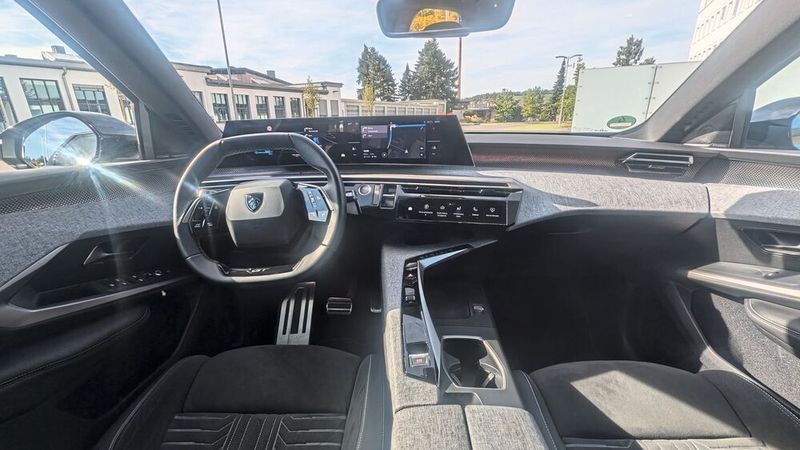 Der Innenraum mutet hochwertig an und hat Stil – absolut gelungen, nicht zuletzt das indirekte Ambiente-Licht von den Alu-Leisten, die oberhalb der Türverkleidungen und des Armaturenbretts verlaufen. (Bild: Mauritz / VCG)