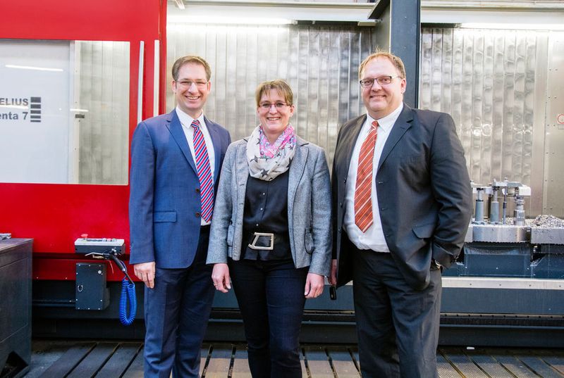 V.l.: Hedelius-Geschäftsführer Dennis Hempelmann und die Geschäftsführer von Wendt Maschinenbau, Valeska Hurtzig und Michael Wendt, vor dem HEDELIUS Schwenkspindel-BAZ T7 4500. (Bild: Hedelius)