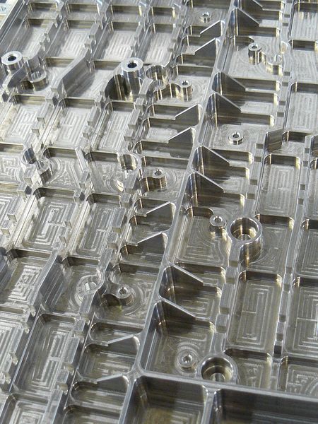 Mit Toleranzen von einem Hundertstel Millimeter im Raum galt dieses Bauteil aus der Raumfahrt als eine besondere Herausforderung.  (Bild: Rigo)