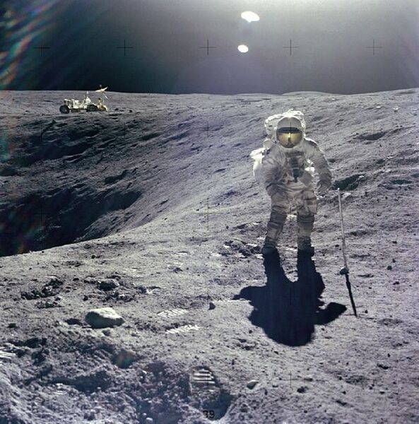 Charles M. Duke Jr. nimmt Gesteinsproben während der Apollo-16-Mission. Dads Bild mit Blickrichtung Osten wurde von John W. Young augenommen. Duke steht am Rande des Plum-Kraters, der einen Durchmesser von 40 m hat und 10 m tief ist. Links im Hintergrund ist das LRV geparkt. (Bild: NASA)