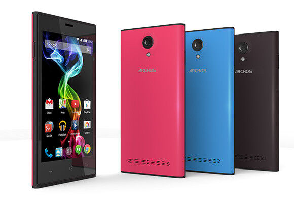 Im Lieferumfang des Smartphones sind zwei farbige Wechselcover enthalten. (Bild: Archos)