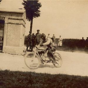 Beim Lauf zur inoffiziellen Motorradweltmeisterschaft 1905 kam Václav Vondřich nach 3:13.17 Stunden mit mehr als acht Minuten Vorsprung vor dem Zweitplatzierten ins Ziel.(Bild:  Škoda)