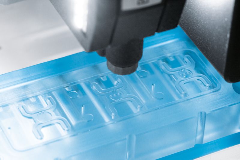 Fig. 1: Bioimpresión en el chip microfluídico: las células vivas se incrustan en un hidrogel y se dosifican con precisión.(Bild:  Festo SE & Co. KG)