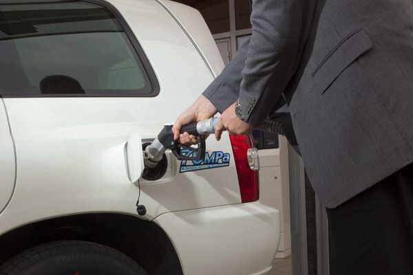 Brennstoffzellenfahrzeug im Test: Europäische Politiker testen umweltfreundliche Technologie (Bild: Toyota)