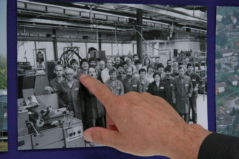 Ein in der Produktionshalle gemachtes Firmenfoto aus den 70er-Jahren: Geschäftsführer Kurt Husistein zeigt der SMM-Redaktion, wo er darauf zu finden ist. (Bild: M. Böhm)