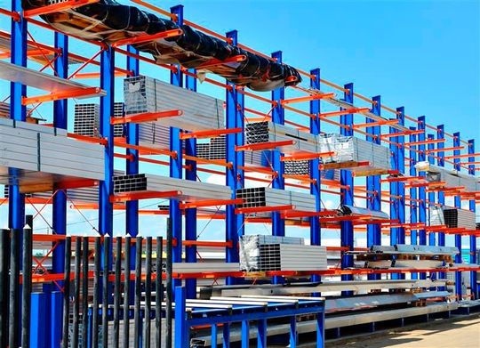 Kragarmregale eignen sich besonders für sperrige Güter. Sie können je nach Ausstattung auch im Außenbereich eingesetzt werden.(Bild: ©  Max Safaniuk - stock.adobe.com)